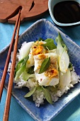 Kabeljau mit Frühlingszwiebeln und Orangensauce auf Reis