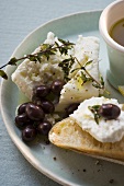 Crostini with sheep's cheese, olives, thyme and olive oil