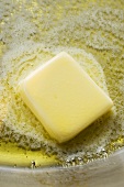 Butter in Pfanne erhitzen