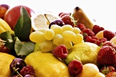 Früchtestilleben mit Trauben, Beeren und Zitronen
