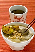 Rindercurry mit Erdnüssen und Limetten, Tee (Thailand)
