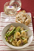 Farfalle mit grünem Spargel und Schinken