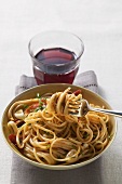 Spaghetti mit getrockneten Paprikaschoten, Glas Rotwein