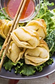 Deep-fried wontons with sweet and sour sauce (close-up)
