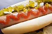 Hot dog with relish, ketchup, onions and crisps