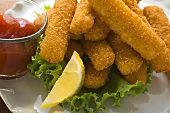 Fish fingers with lemon and ketchup