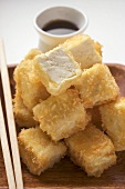 Panierte Tofuwürfel mit Sojasauce (Asien)