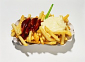 Pommes frites mit Ketchup und Mayonnaise