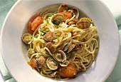 Spaghetti with clams, tomatoes, parsley and thyme