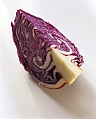 Ein viertel Rotkohl auf weißem Untergrund