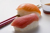 Nigiri-Sushi mit Thunfisch und Lachs, Essstäbchen & Sojasauce
