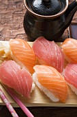 Nigiri-Sushi, Essstäbchen und Kännchen
