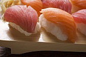 Nigiri-Sushi mit Thunfisch und Lachs auf Sushibrett