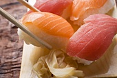 Nigiri-Sushi mit Essstäbchen