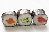 Maki-Sushi mit Lachs, mit Gurke und mit Thunfisch
