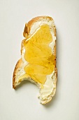 Angebissenen Hefezopfscheibe mit Butter und Honig