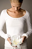 Junge Frau hält eine weiße Seerose