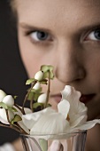 Junge Frau mit weissen Blumen