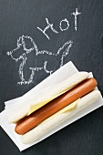 Ein Hot Dog auf einer Tafel (mit Zeichnung)