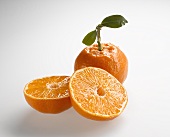 Mandarinen, ganz und halbiert