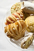 Assorted small pastries (cantucci, jam pastries etc.)