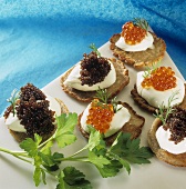 Blinis mit saurer Sahne und Kaviar