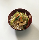 Pfannengerührtes Hähnchen mit Gemüse auf Reis