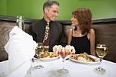 Mann und Frau beim Dinner im Restaurant