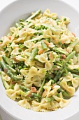 Farfalle mit grünem Spargel und Erbsen