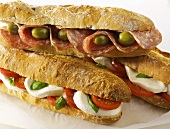 Baguettesandwiches mit Tomaten und Mozzarella & mit Salami
