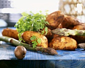Kartoffeln, grüner Spargel und Petersilie