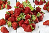Frische Erdbeeren auf weißem Holz