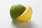 Eine Limettenhälfte und eine Zitronenhälfte