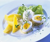 Gekochte Eier mit Senfsauce und Salzkartoffeln