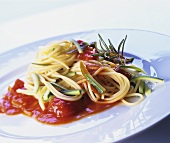 Spaghetti mit Tomatensauce und Zucchini