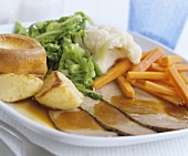 Roast beef with Yorkshire pudding and vegetables (UK)