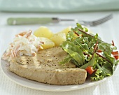 Thunfischsteak mit Salatbeilagen
