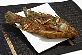 Tilapia-Fisch in Chilisauce gebraten (Thailand)