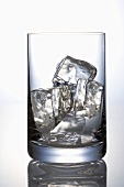 Ein Glas mit Eiswürfeln