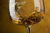 Cognac im Glas schwenken (Nahaufnahme)