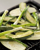 Gemüse (Zucchini, Spargel, Frühlingszwiebel) grillen