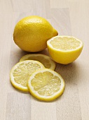 Ganze Zitrone, Zitronenhälfte und Zitronenscheiben