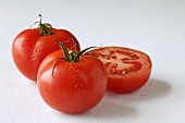 Frische Tomaten, ganz und halbiert