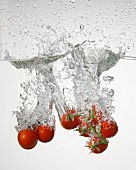 Tomaten fallen ins Wasser