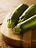 Drei Zucchini auf Schneidebrett