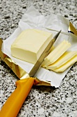 Butter, teilweise in Scheiben geschnitten