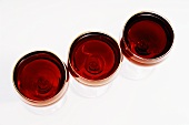 Drei gefüllte Rotweingläser