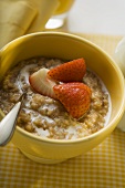 Porridge (Haferbrei) mit Milch und Erdbeeren