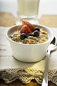 Porridge (Haferbrei) mit Beeren