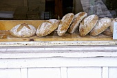 Brotlaibe am Fenster einer Bäckerei